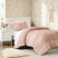 Couette rose 3 pièces pour lit double/queen, motif floral unique, tissu doux, chaleur toutes saisons et entretien facile, texture moelleuse et confortable.