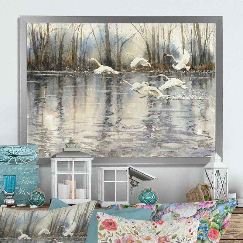 Cygnes blancs volant au-dessus d'un magnifique lac - reproduction d'art sur toile, Cadre argenté, H 24 po x l 36 po x P 1 po
