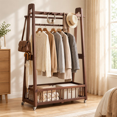 Portant à vêtements autoportant en bois massif, support de penderie mobile en bois avec roulettes verrouillables, barre de suspension à plusieurs crochets et grand panier de rangement inférieur pour chambre, garde-robe, entrée