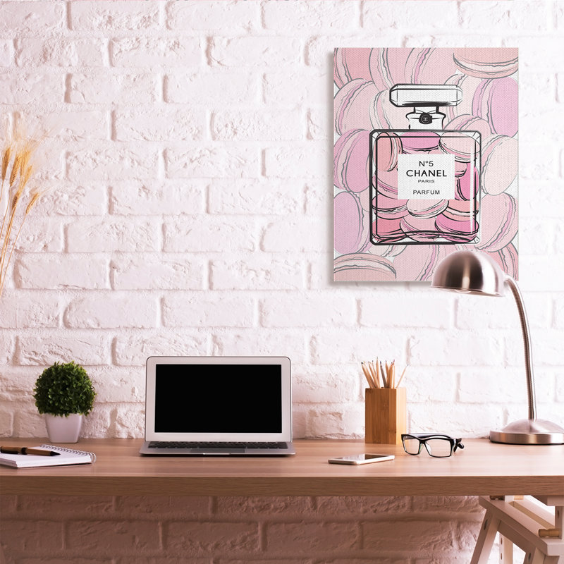 «Pink Macaron Dessert Perfume Fashion» par Martina Pavlova, reproduction d'art graphique, H 30 po x l 24 po x 1,5 po