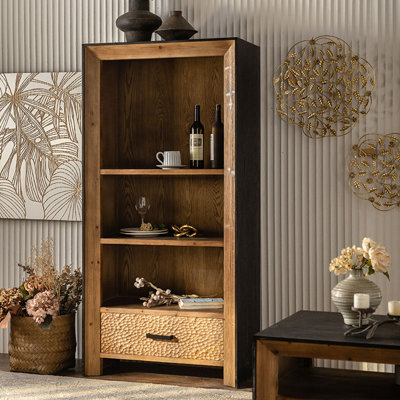 Vitrines en noyer massif et bois manufacturé