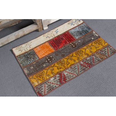 Petit tapis Oushak jaune dans un style patchwork turc rétro pour un décor de maison de campagne en tant que tapis de porte esthétique fait à la main avec une touche orientale à l'ancienne