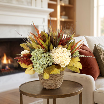 Arrangement d'automne avec hortensias, chardon et blé