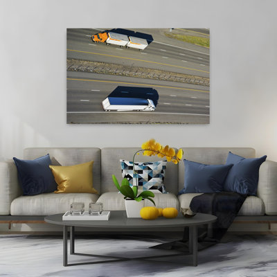Camions se déplaçant sur une autoroute, Interstate 80, Park City, Utah, États-Unis, architecture contemporaine, art mural