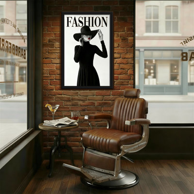 Mannequin avec chapeau noir et robe