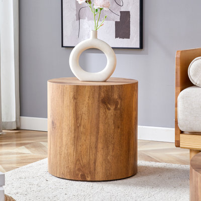 La table cylindrique avec sa conception à motifs peut être facilement intégrée dans une variété de styles d'intérieur (y compris la table basse, sans les chaises)