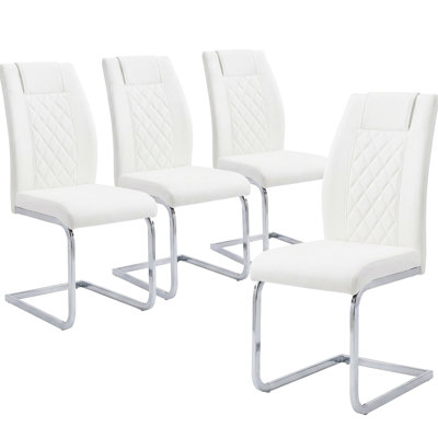 Ensemble de 4 chaises de salle à manger blanches à dossier haut en similicuir avec finitions argentées. Robustes et stables, elles peuvent accueillir confortablement plusieurs personnes et s'adaptent à différentes pièces.