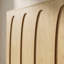 Structure de lit plateforme en bois massif avec tête de lit courbée et tiroirs de rangement coulissants, support en lattes de bois, aucun sommier nécessaire, design minimaliste pour les chambres modernes