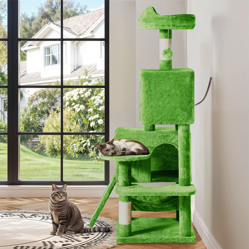 Arbre à chat moderne et minimaliste avec plusieurs plateformes et jouets, Vert