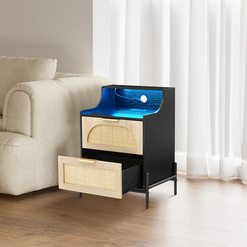 Table de chevet RVB à DEL avec prises et USB - Table de chevet à éclairage de couleur réglable, table d'appoint en rotin avec rangement à 2 tiroirs