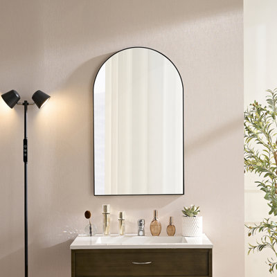 Miroir mural arqué à conception étroite, idéal pour la salle de bain, le salon et la chambre à coucher, offrant un emplacement polyvalent