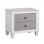 Ensemble de chambre à coucher King, design rembourré, gris et blanc, 4 pièces avec 2 tables de chevet et une commode-136170518