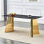 Table de salle à manger noire en marbre à motif de dalles avec pieds papillon en acier inoxydable doré. Le plateau de table est conçu pour résister aux égratignures et à la chaleur.