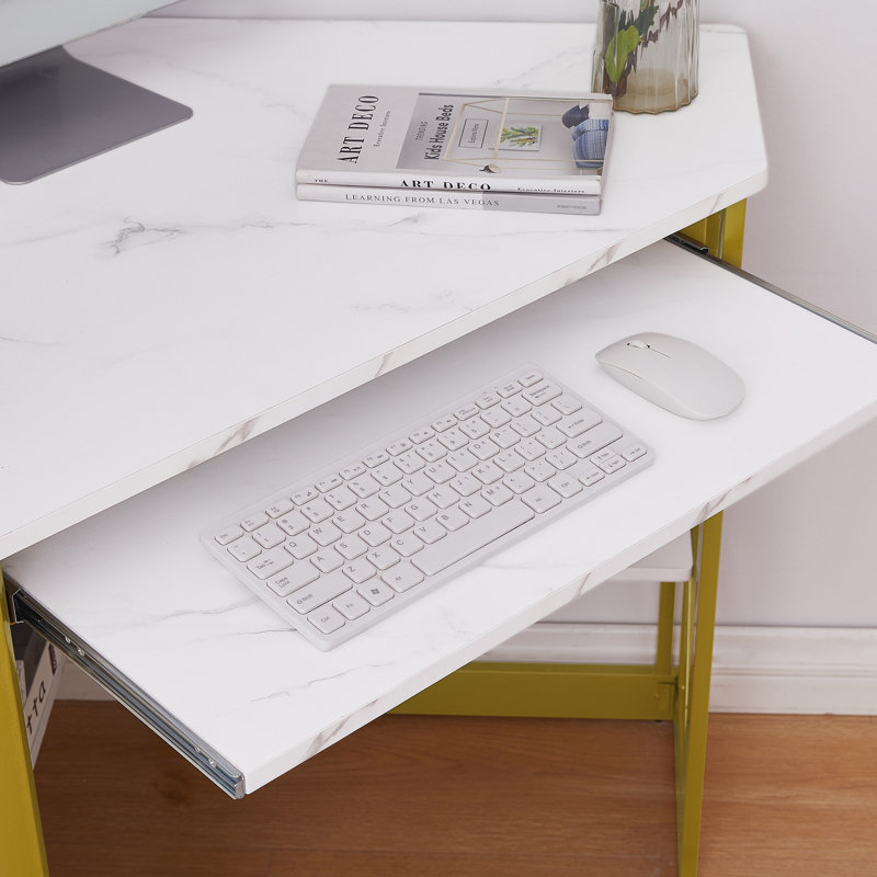 Bureau en coin Lambrecht avec tablettes de rangement, bureau d'ordinateur triangulaire avec plateau à clavier et étagères pour petits espaces, bureau d'écriture compact à 90 degrés pour bureau d'ordinateur personnel, salon, chambre à coucher
