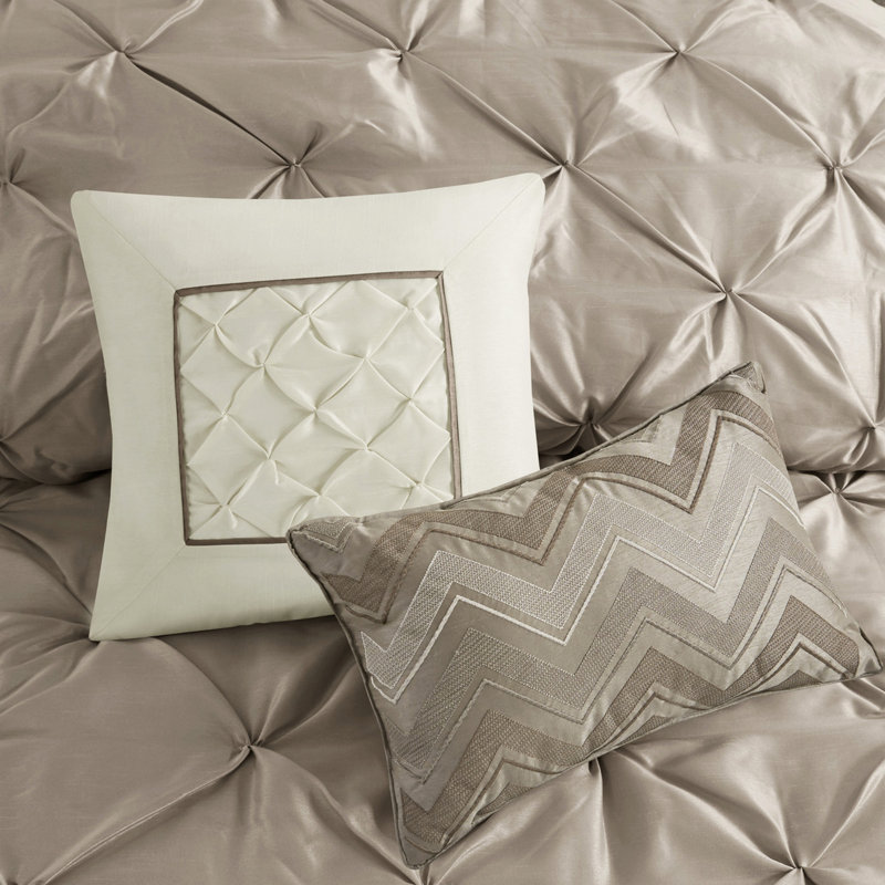 Couette 7 pièces King Taupe - Look époustouflant 264 cm x 234 cm, taies d'oreiller 51 cm x 91 cm, coussins décoratifs, jupe de lit, détails élégants, tissu lavable à la machine