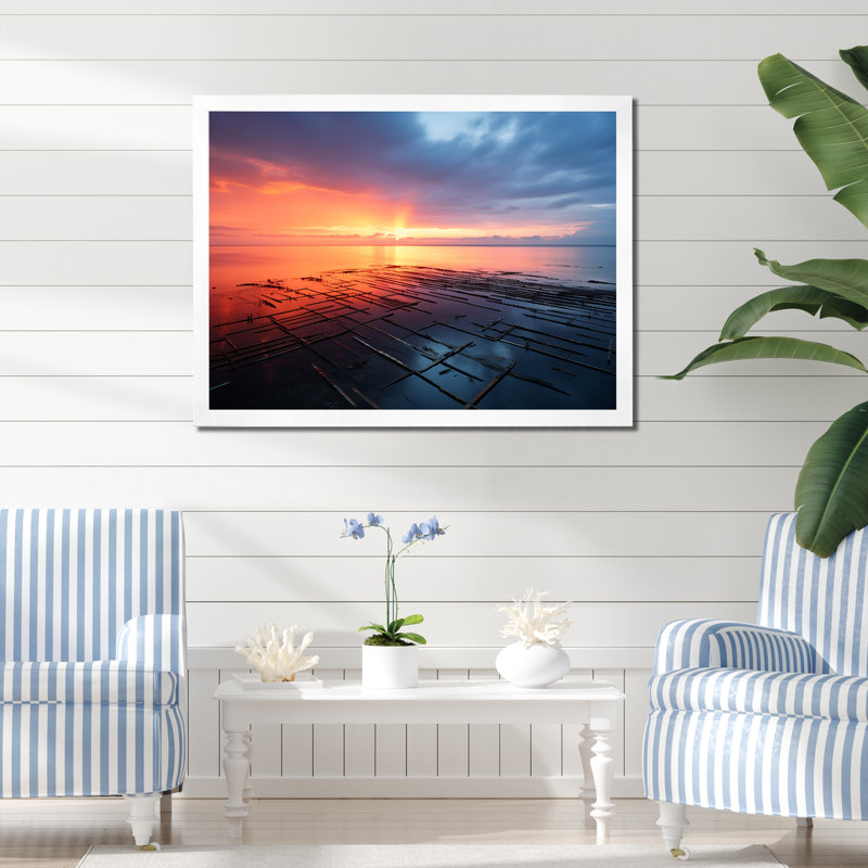 «Pink and Blue Pier» Horizon Sunset III - art mural de la jetée côtière, Cadre de coin blanc fermé