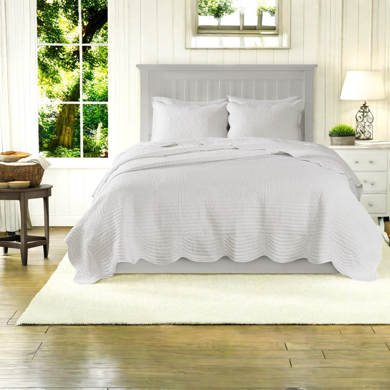 Spacious White Bedding Sets, Soft Microfiber Quilt With Cottage Style Scalloped Edges