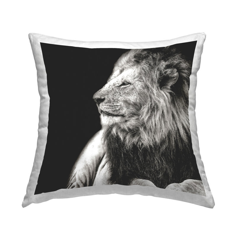 Portrait de lion sur un coussin décoratif noir imprimé par Shelley Lake