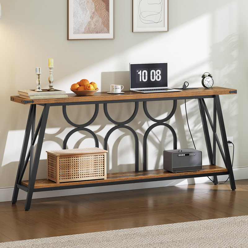 Console unique de 70,9 po de largeur avec station de charge et tablette de rangement, Brun, H 31,5 po x l 70,9 po x P 11,8 po