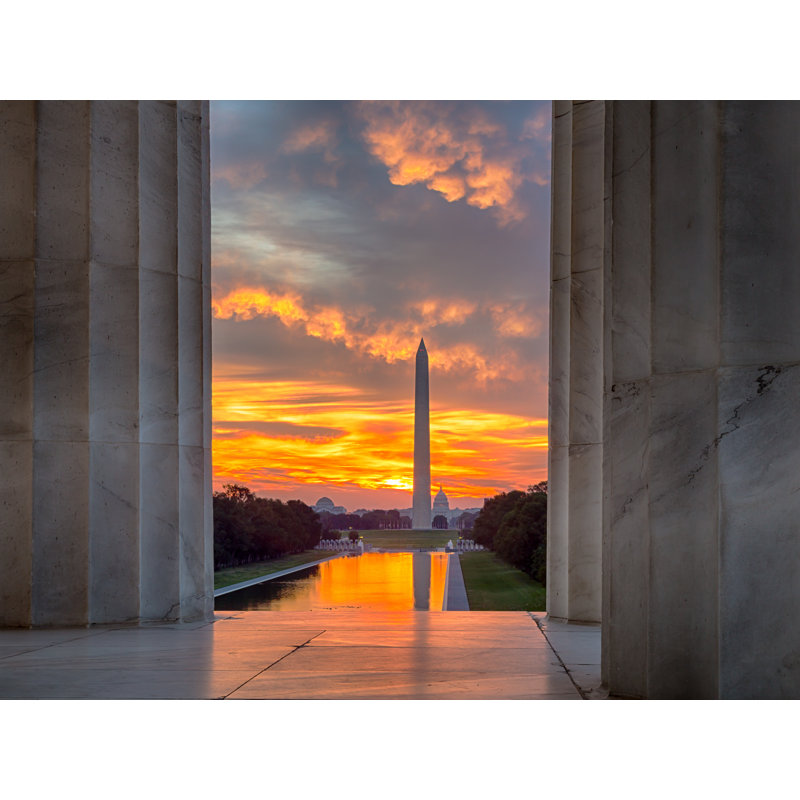 Fiery Sunrise over Washington DC par Steven Heap - photographie, H 24 po x l 32 po, Toile tendue