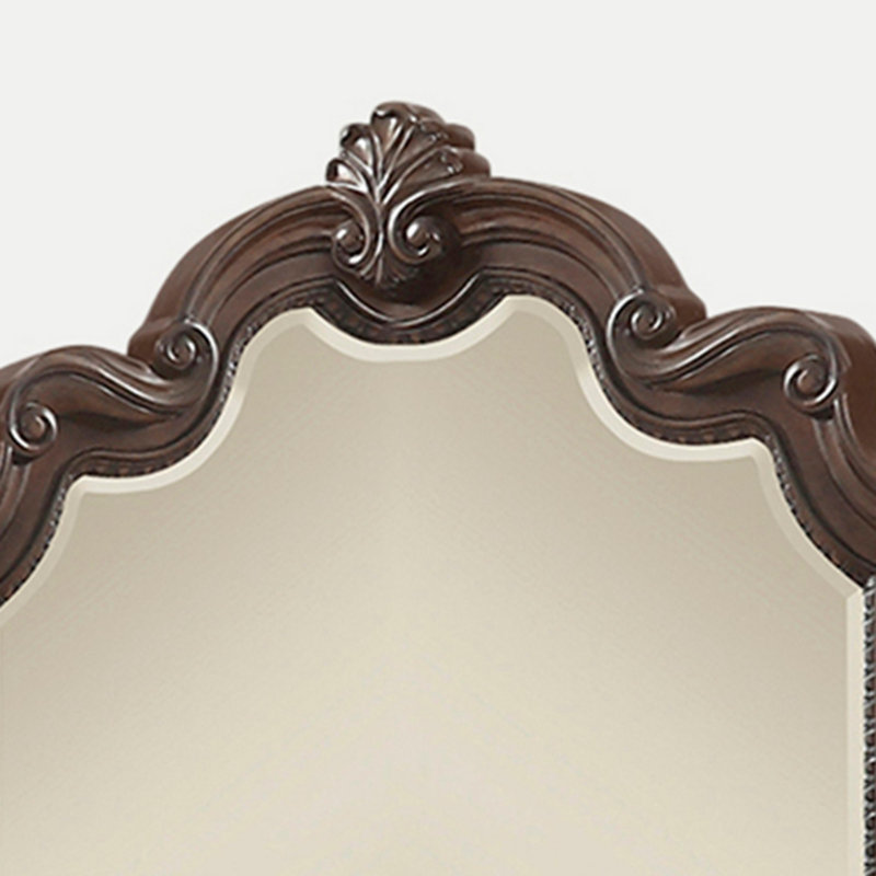 Miroir exquis en acajou orné de détails complexes pour des espaces gracieux