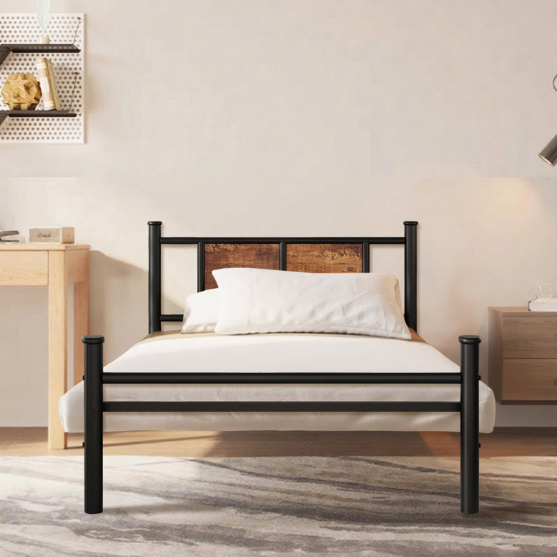 Structure de lit simple avec tête en bois brun et lattes en métal robustes pour la plateforme, aucun sommier requis, guide vidéo d'assemblage simple, matériau en fer noir, profondeur de 79,11 po, hauteur de 36,63 po avec pied