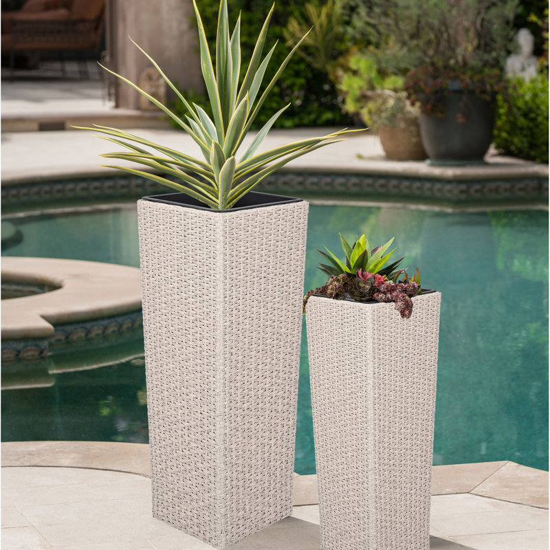 Pots de fleurs d'extérieur 2 beiges parfaits pour exposer des plantes dans le patio à partir d'un jardin d'herbes avec drainage et aucun assemblage requis