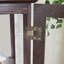 Élégante armoire vitrée avec portes en verre, dossier en miroir et tablettes réglables pour la maison et le bureau-743668007-762185982