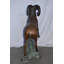 Statue de taille réelle en forme de bélier debout debout sur un rocher, taille de L 38 po x l 19 po x H 45 po.
