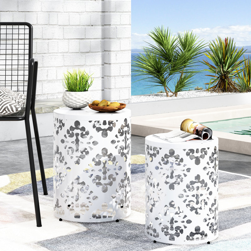 Ensemble de 2 tables de bout gigognes modernes en fer blanc - Tables d'appoint découpées à motif floral pour le salon, la chambre à coucher et les petits espaces - Aucun assemblage requis