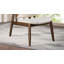 Chaise d'appoint moderne Mid-Century avec dossier à oreilles noyer / beige