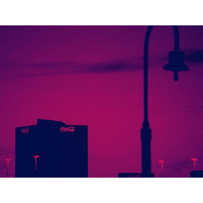«Cherry Coke Sky» par Kevin Quinn - Reproduction d'art encadrée sur papier