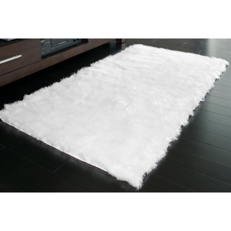 Tapis en similifourrure blanc véritable Mikaeel, 3 pi x 5 pi