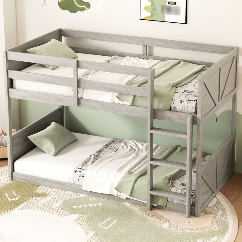 Lit simple au-dessus d'un lit superposé blanc antique, tête de lit à panneaux et bois d'hévéa massif, contreplaqué de bois encastré, confortable pour les dormeurs