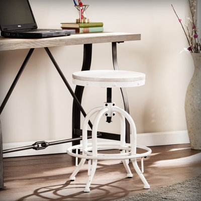 Tabouret ajustable blanc, design industriel, siège en planches délavées, polyvalent pour une hauteur de comptoir ou un usage récréatif pivotant, siège de loisirs rustique vieilli