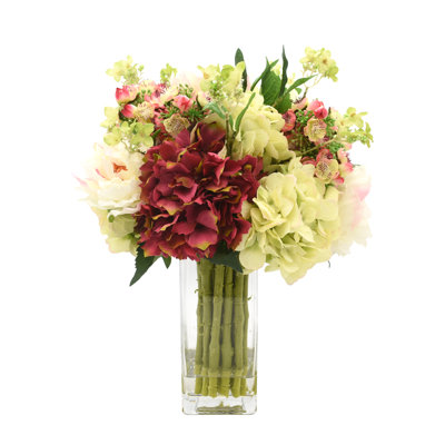 Arrangement floral mélangé dans un vase