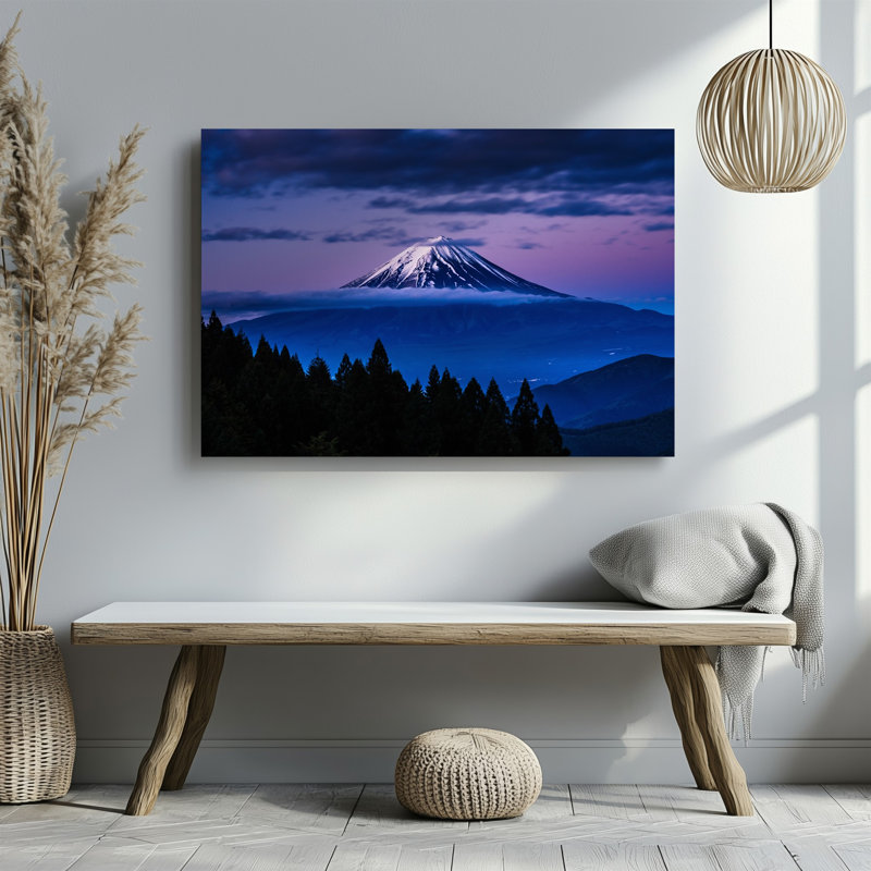Toile, "Un majestueux volcan coiffé de neige se lève dramatiquement contre un crépuscule", H 30 po x l 30 po