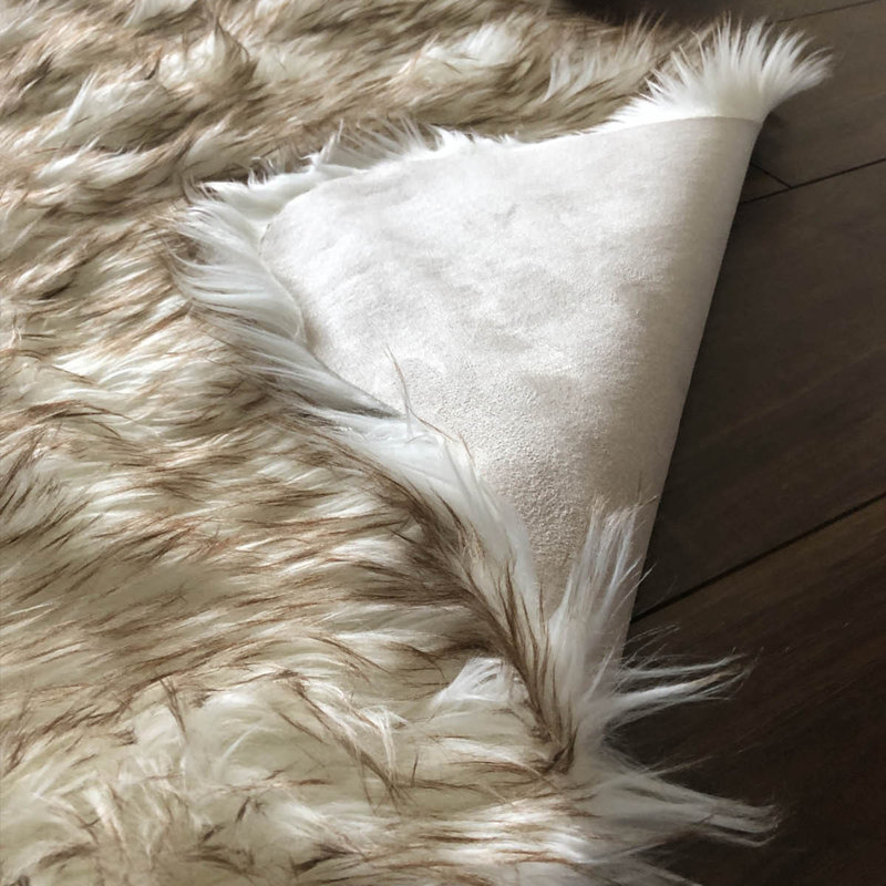 Tapis blanc / brun en acrylique tissé à la machine Novelty, Nouveauté 3 pi 11 po x 5 pi 11 po