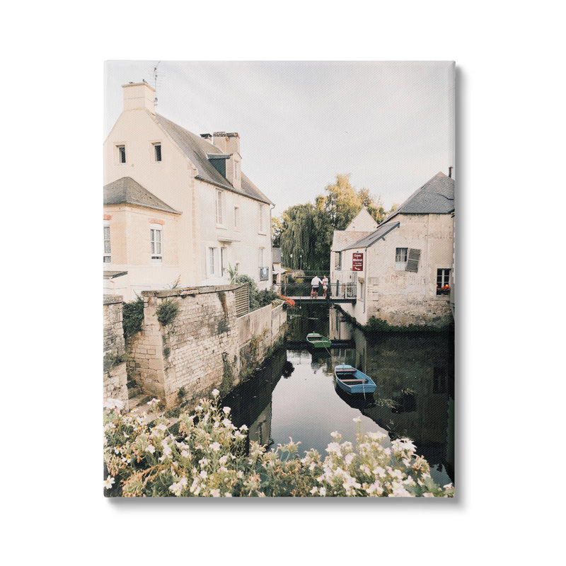 "Au-443", toile, Village Canal River, bateaux sur toile par Krista Broadway, photographie, H 20 po x l 16 po x P 1,5 po