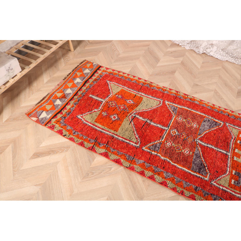 Tapis de couloir en laine Herki fabriqué à la main en rouge vibrant pour enrichir tout style de décoration intérieure