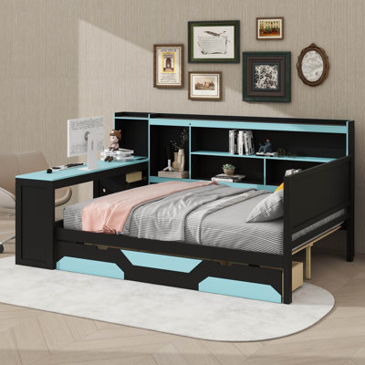 Lit de jour contemporain orienté jeu avec bureau et éclairage intégrés, structure de lit en bois comprenant 3 sections, tête de lit avec bibliothèque