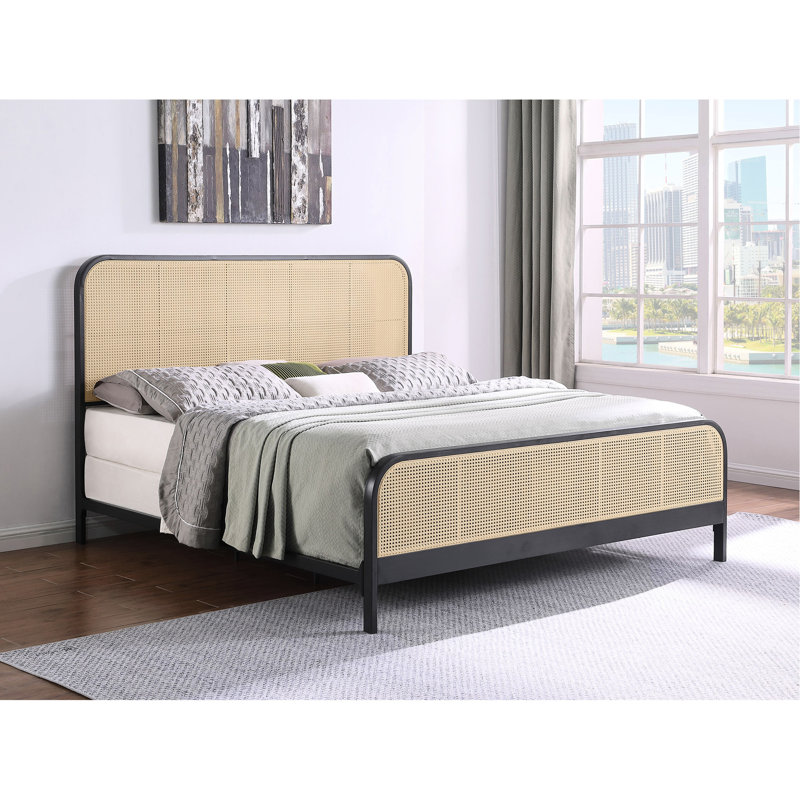Très grand lit en métal oriental avec finition noire, canne ouverte, coins arrondis, sangles de canne de chambre à coucher, bords, mise à niveau