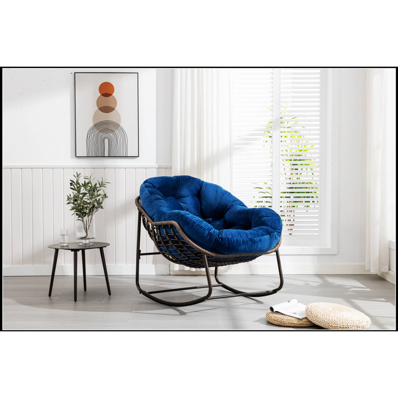 Chaise berçante d'extérieur en rotin avec coussin rembourré, durable et confortable pour la détente sur le patio et le porche
