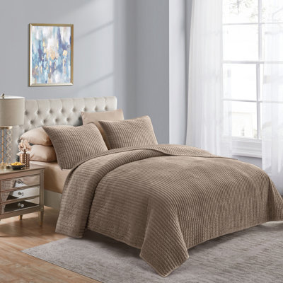 Wonderful Velvet 3-piece reversible quilt set