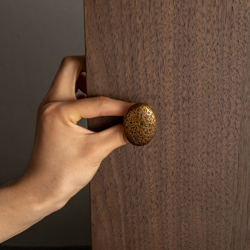 Poignée d'armoire texturée en laiton vieilli rétro - poignée de tiroir ronde de 1,65 po pour les meubles de cuisine et de salle de bain