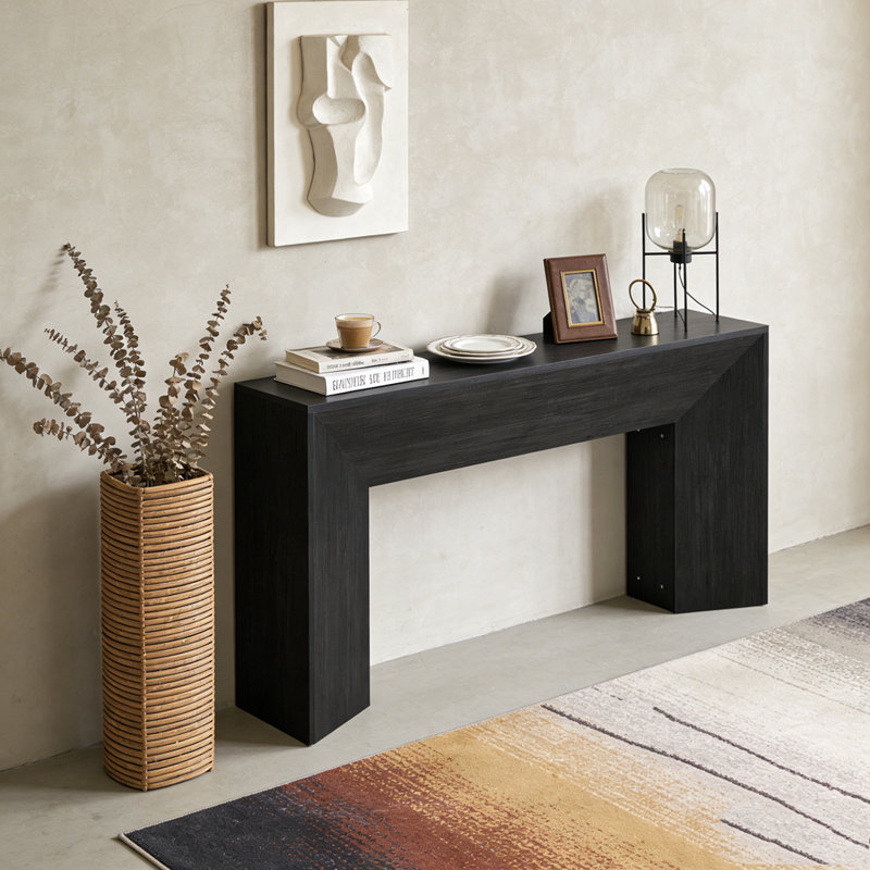 Console en bois avec canapé et couloir