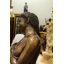 Benge, belles femmes tenant une statue drapée