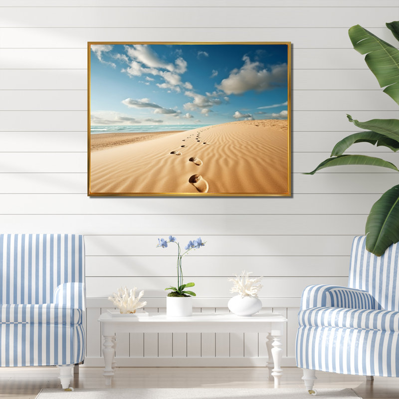 Photo de plage, empreintes de pas - impression sur toile, Cadre flottant doré, H 30 po x l 40 po x P 1,5 po