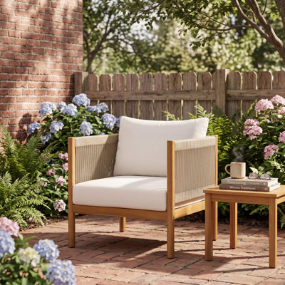 Fauteuil club d'extérieur avec structure en bois d'acacia d'aspect teck, panneaux de corde beige et coussins crème