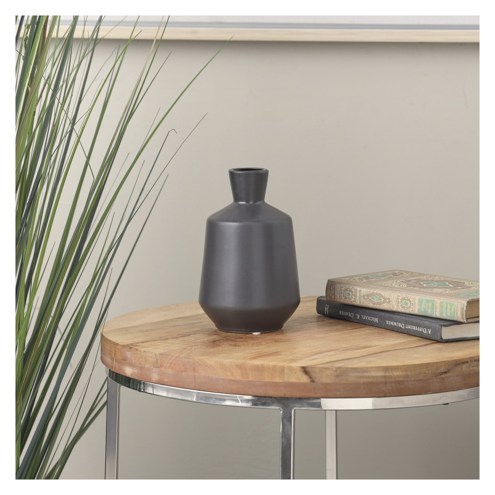 Mable Table Vase, Black